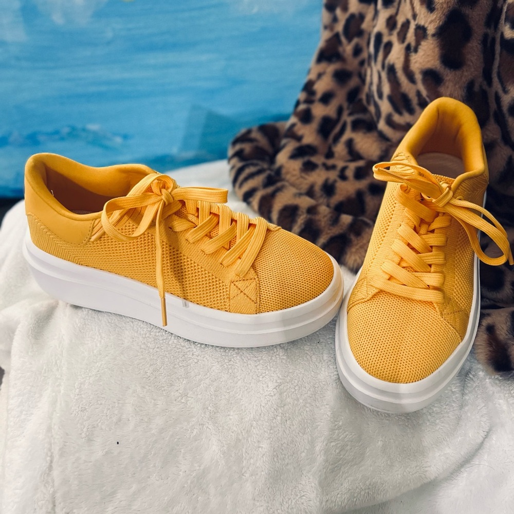 Yellow platform sneaker. cushion sole, no signs of wear. EC FREE SHIPPING